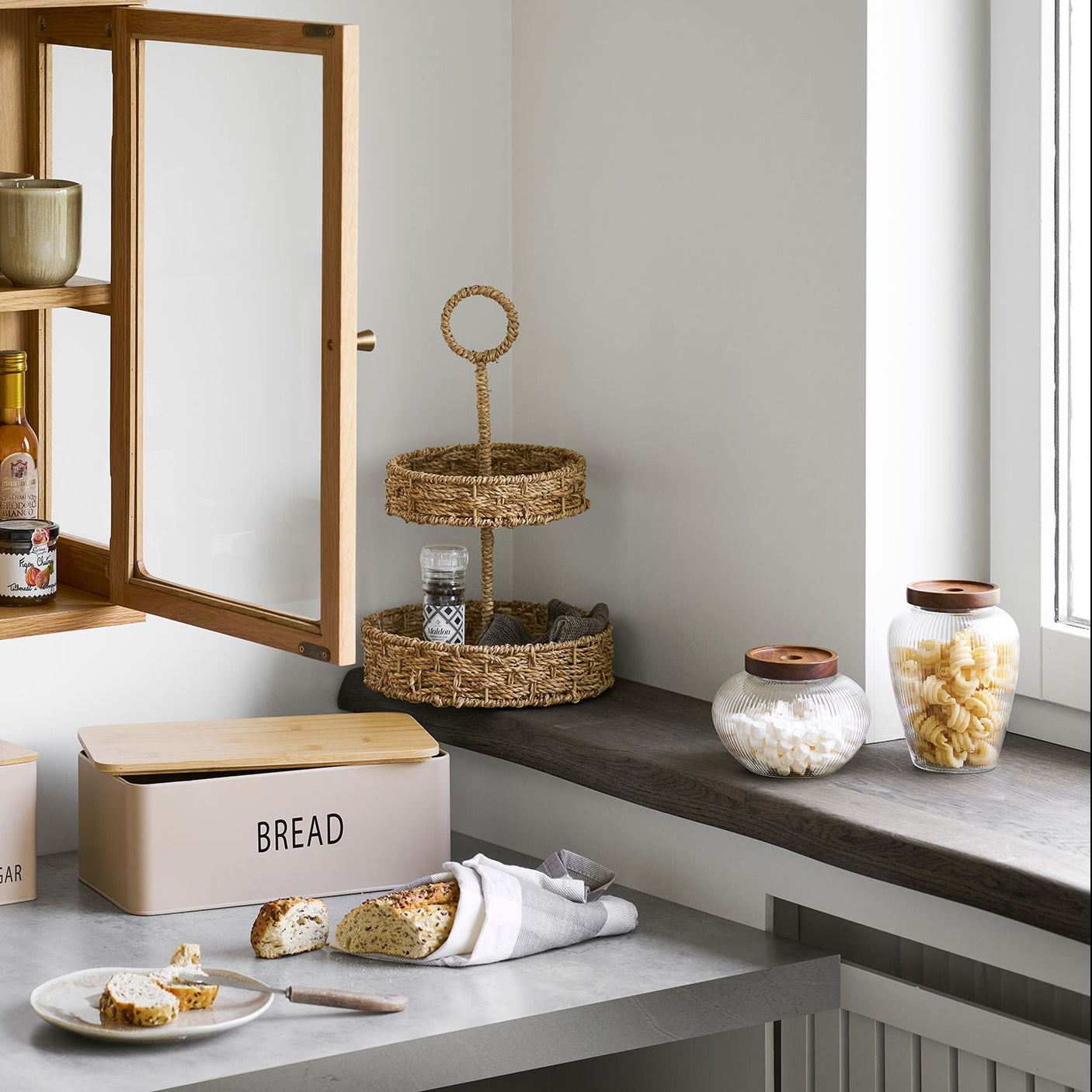 Dekorative oppbevaringsglass med lokk til åpne hyller og kjøkkenbenk