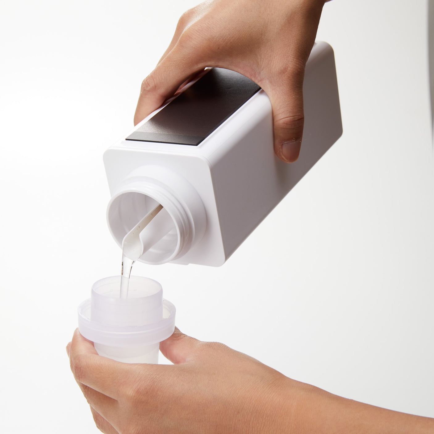 Flaske med magnetfeste brukt til oppvaskmiddel ved vask.