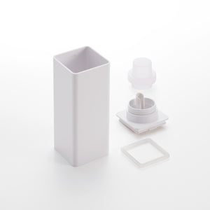 Oppvaskflaske med magnetisk bakside festet ved vaskekum.