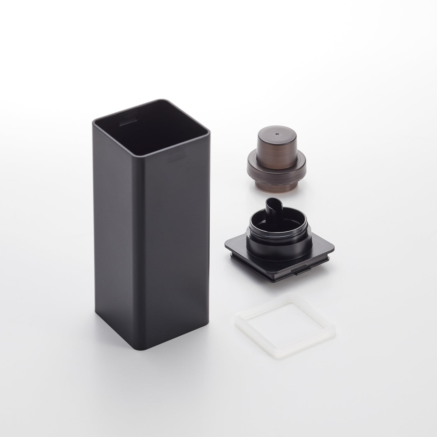 Moderne vaskerom med sorte magnetiske flasker på rad.