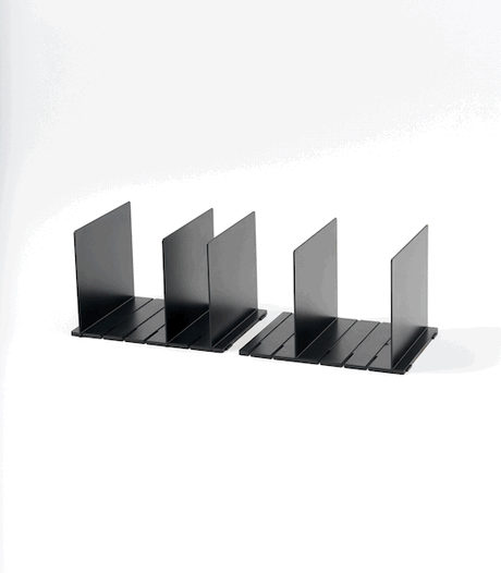 Sort veskeholder med mulighet for utvidelse opptil 63,3 cm.