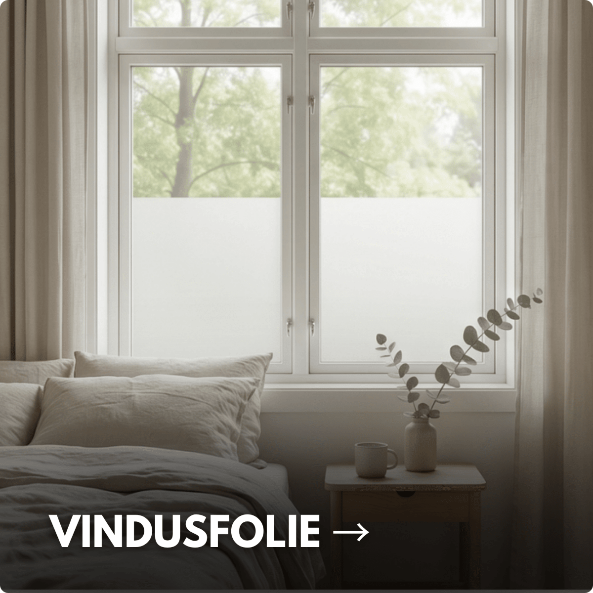 Matt fönsterfolie på sovrumsfönster som blockerar insyn samtidigt som dagljuset slipper in.