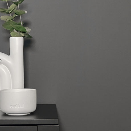 Tapet med selvklebende bakside og strukturert grå finish for enkel montering.