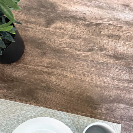 Selvklebende benkefolie i mørk eik look – oppgrader kjøkkenbenk raskt og rimelig