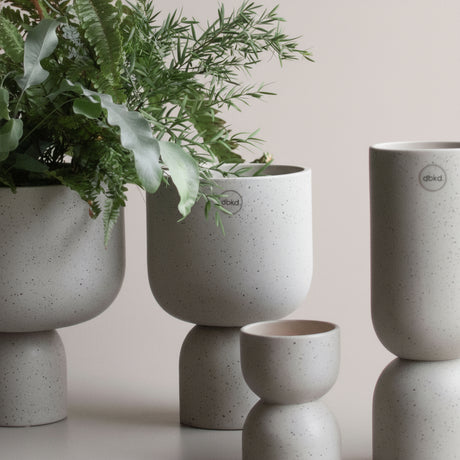 DBKD Post potte beige liten med minimalistisk form og matt overflate – Lindas Dekor