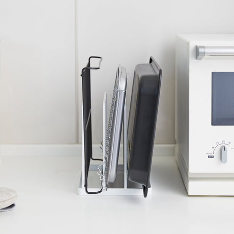 Stødig metallramme som holder skjærebrett oppreist.