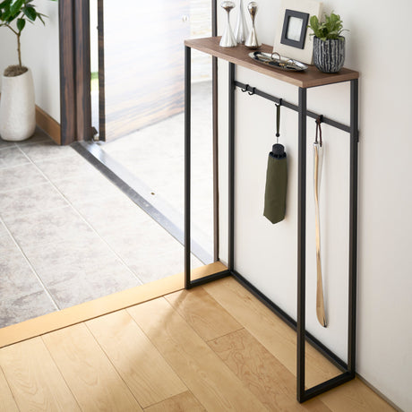 Stabil og solid metallramme med treplate.