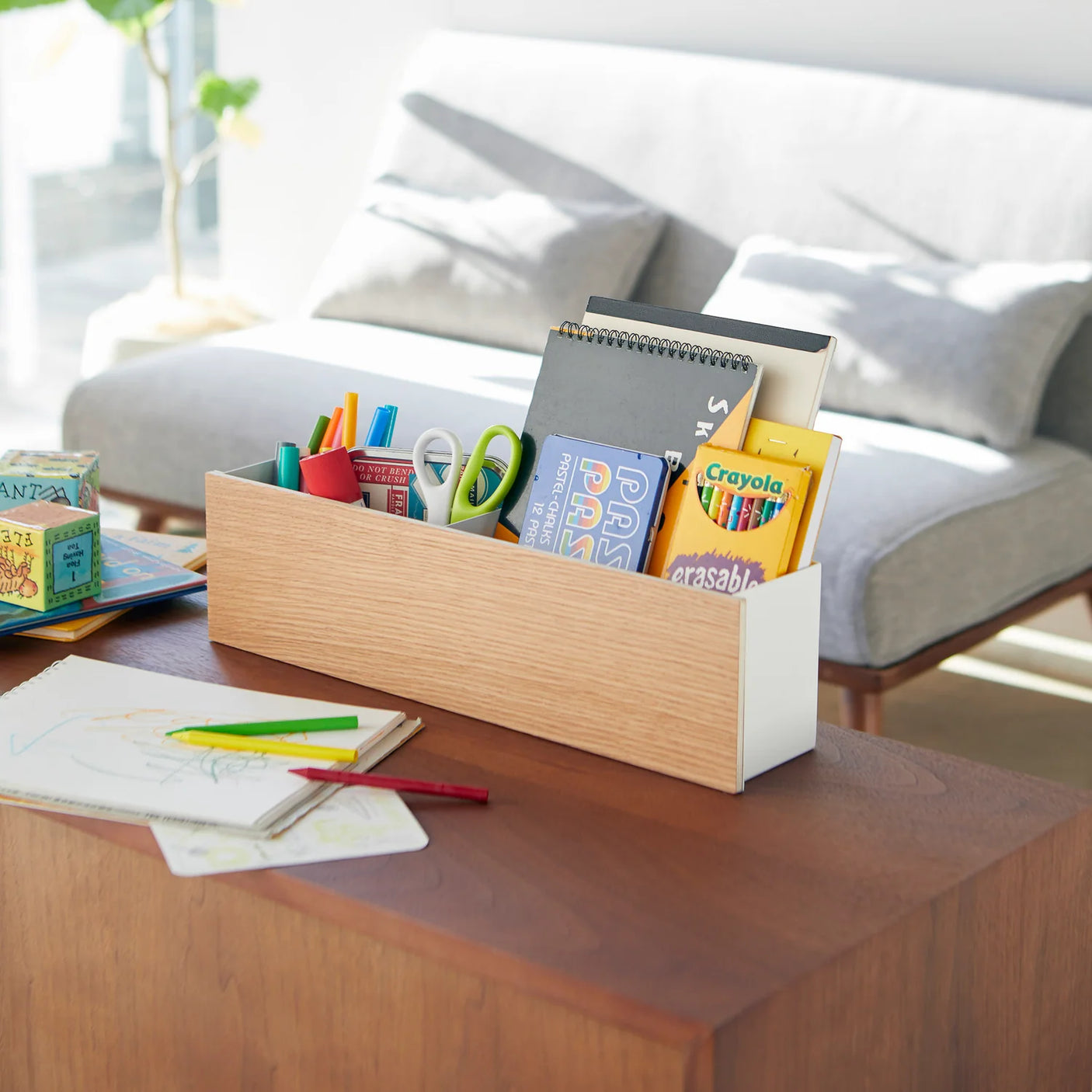 Bred bordorganizer med magnetiske skillevegger og front i tre