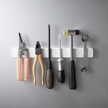 Illustrasjon av hvit magnetisk knivholder med mål.