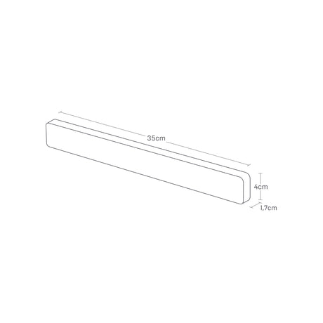 mål av knivlist i sort metall montert på hvit vegg.
