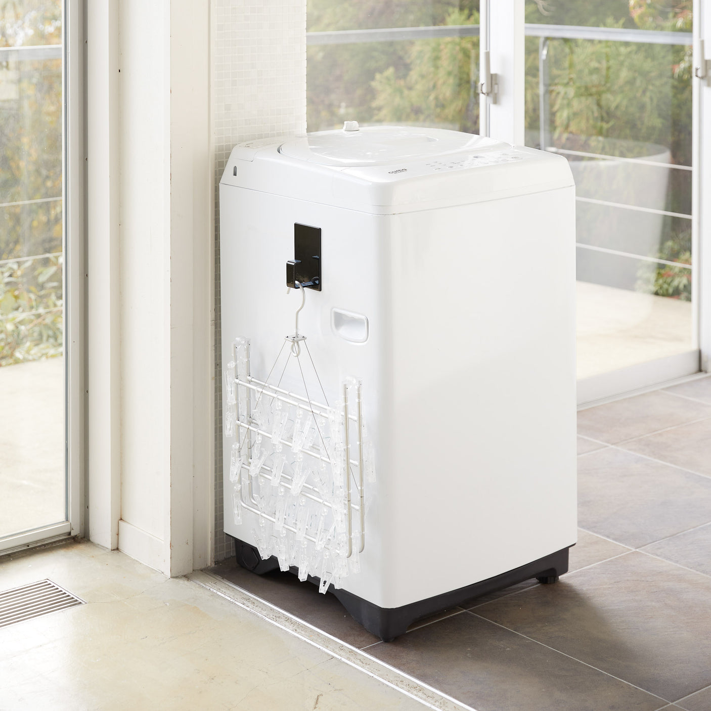 Vaskerom med sort magnetkrok brukt til oppheng av kurv.