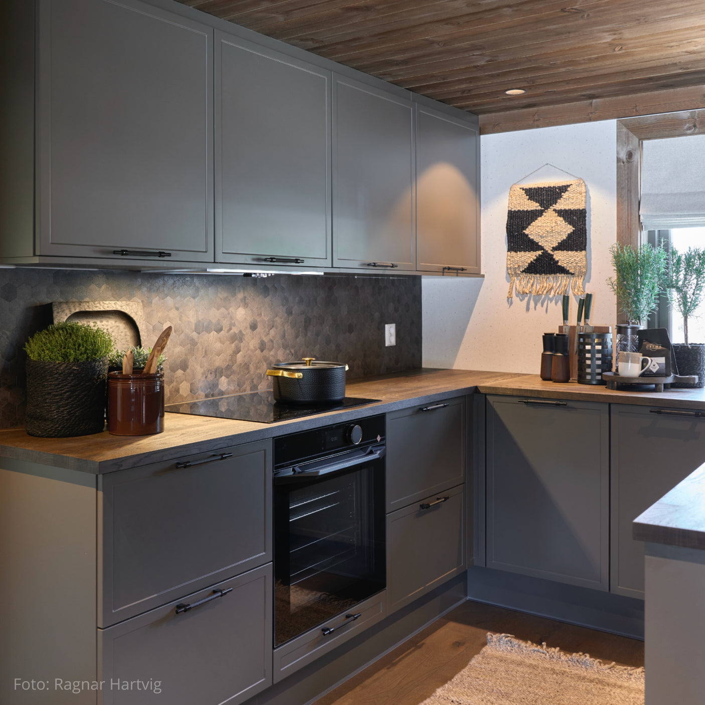 Kjøkken i Setesdal designet av Halvor Bakke med Hexagon mørk betong fliser fra Lindas Dekor og moderne, mørke fronter.
