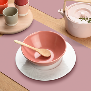 Kvadratisk bilde av rose bordbrikke på spisebord