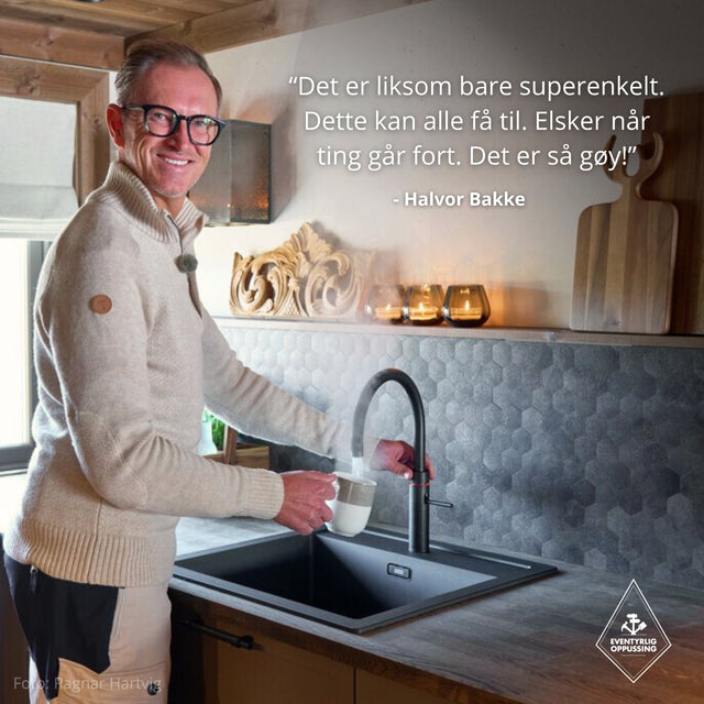 Halvor Bakke viser Hexagon mørk betong selvklebende fliser fra Lindas Dekor på hyttekjøkken. Sitat om erfaring med selvklebende fliser.