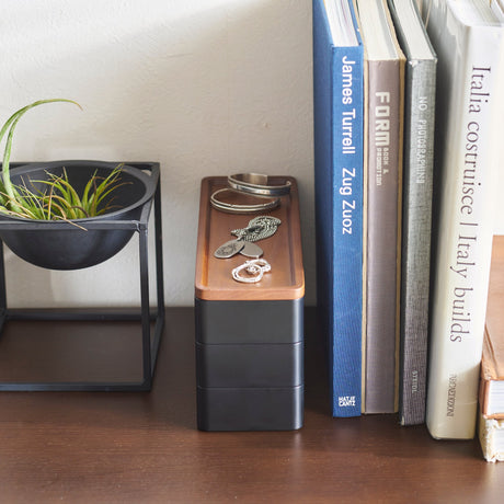 Praktisk smykkeboks med minimalistisk design.