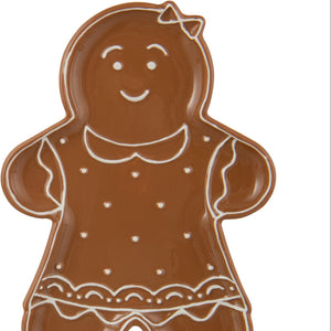 Serveringsfat med pepperkakedesign og kopp kakao ved siden av.