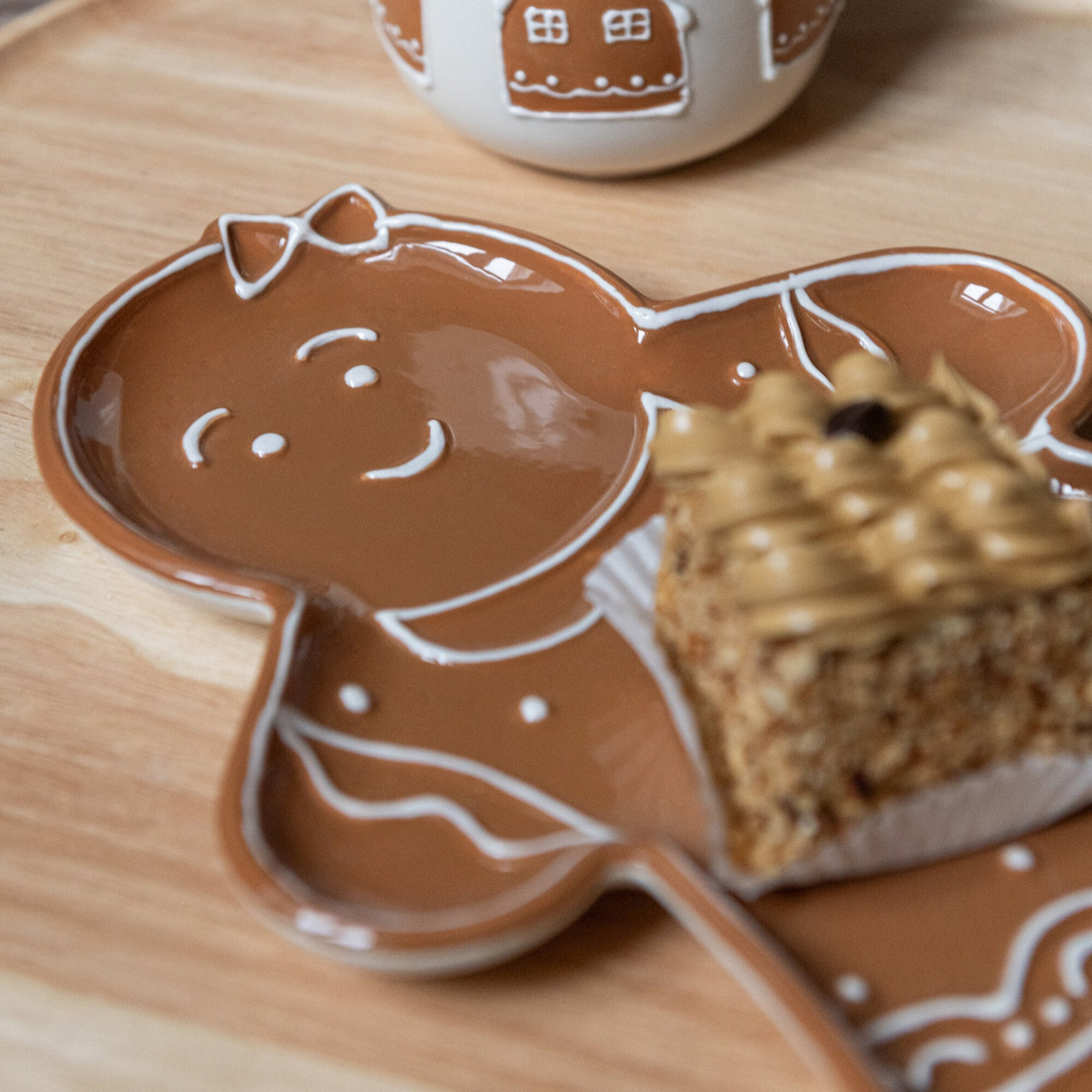 Serveringsfat i keramikk formet som pepperkakefigur på bord.