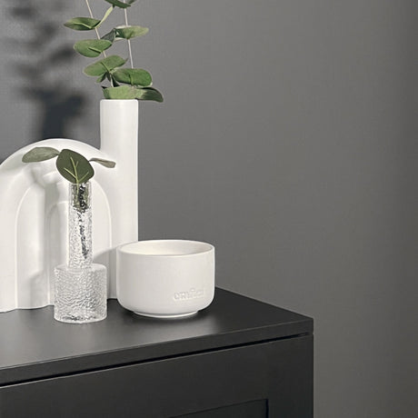 Nova Grey selvklebende tapet med strukturert overflate i moderne gråtone.