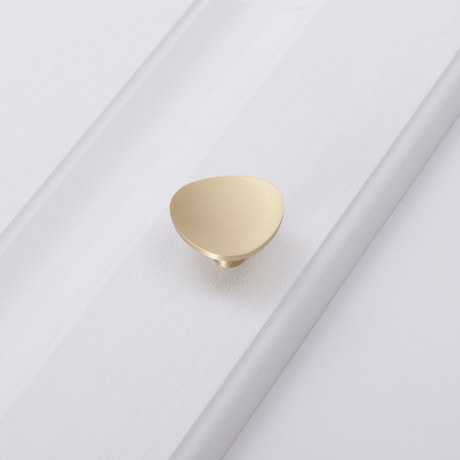 Cannes knott i børstet messing, 36 mm, vist på hvit bakgrunn – elegant og moderne møbelknott til skuffer og skap.

