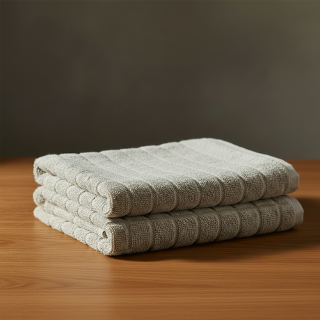 Lite håndkle i grå bomull til bad og gjestetoalett