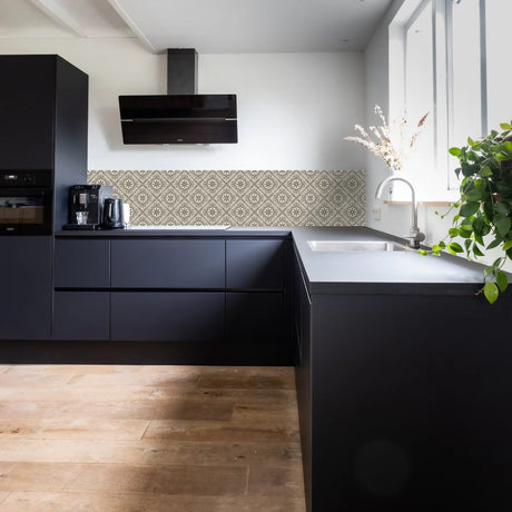 Heritage selvklebende backsplash tilførerer en følelse av retro stil og eleganse til kjøkkenet. 