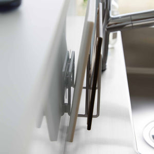 Selvklebende oppbevaring til skjærebrett som frigjør plass på kjøkkenet