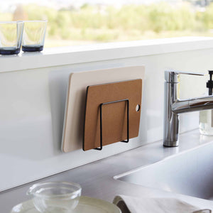 Sort holder til skjærebrett med selvklebende feste og blank overflate