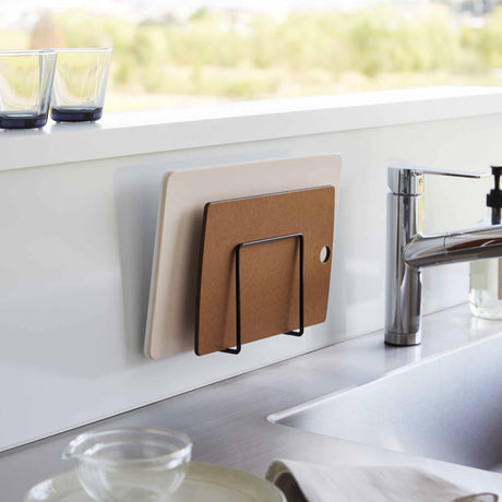 Sort holder til skjærebrett med selvklebende feste og blank overflate