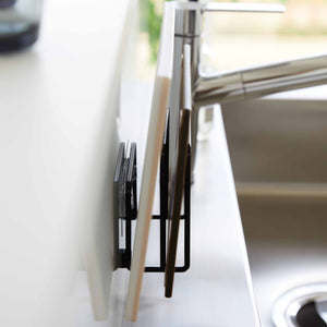 Selvklebende sort oppbevaring til skjærebrett som frigjør benkeplass