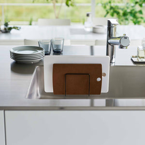 Sort skjærebrettholder med dobbel rominndeling for praktisk kjøkkenoppbevaring