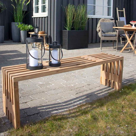 Lanterner plassert på trebenk utendørs