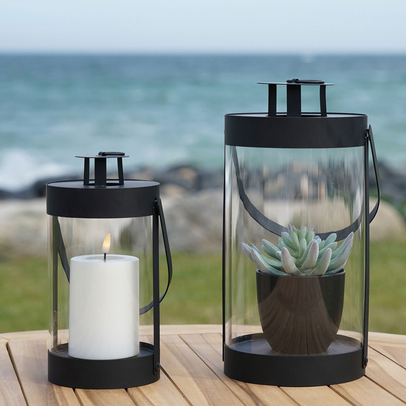 Bondi lanterner plassert utendørs ved sjøen