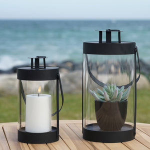 Bondi lanterner plassert utendørs ved sjøen