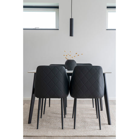 Paris pendellampe i svart montert over spisebord med stoler – moderne interiør