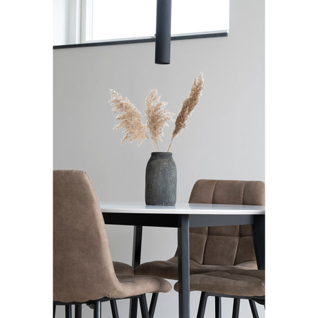 Paris taklampe i svart plassert over rundt bord med dekor – nordisk interiør