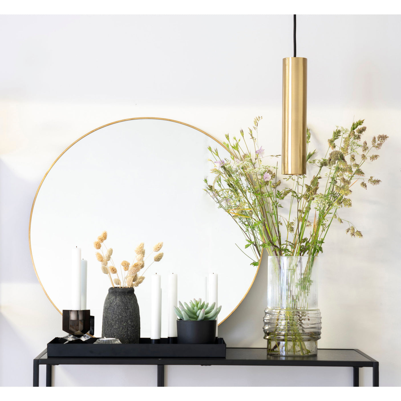 Elegant Paris taklampe i messing plassert over konsollbord med speil og blomster