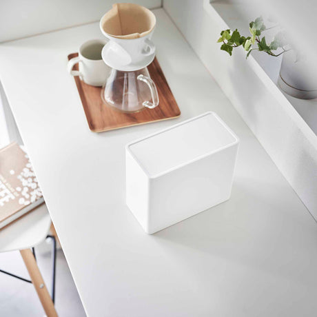 hvit oppbevaringsboks til kaffekapsler og filter