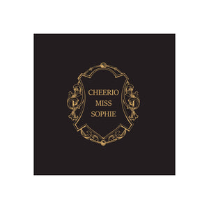 Sort serviett med gulltrykk "Cheerio Miss Sophie" og dekorativ ramme på hvit bakgrunn.