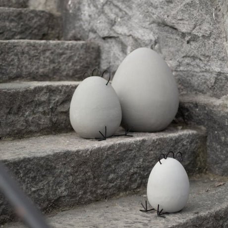 Påskedekor med stor hønefigur i betong fra DBKD