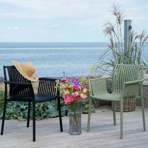 Tulsa garden chair vist forfra i moderne sort utførelse