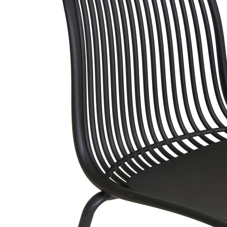 Stabelbar sort spisestol til terrasse med åpen rygg