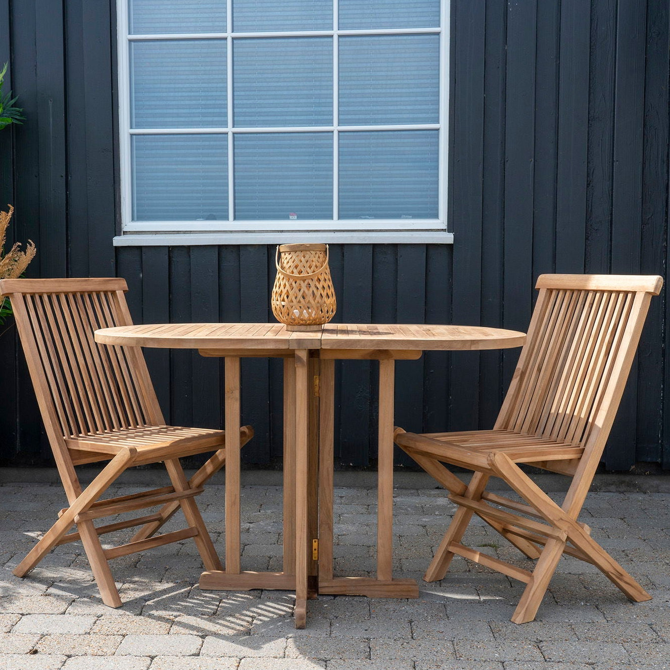 Naturfarget spisestol i teak til små og store uteplasser