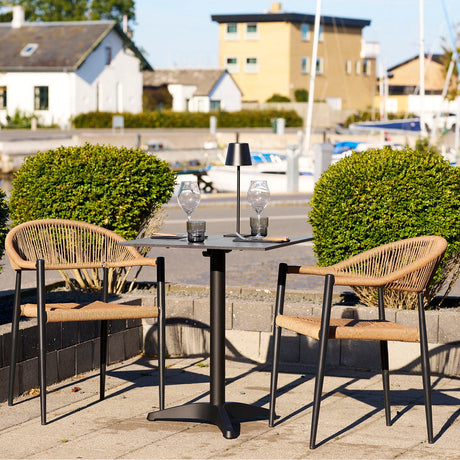 Canari stol brukt rundt utebord på terrasse i naturlig miljø