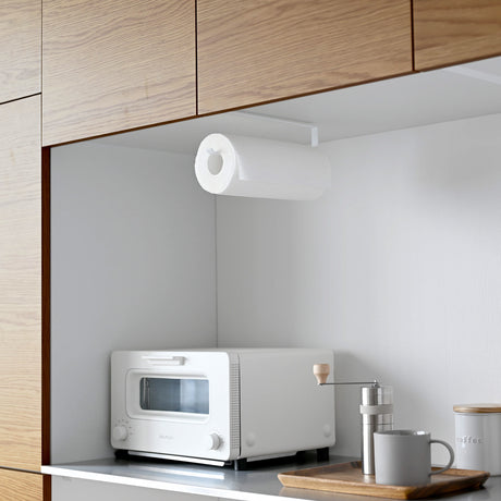 Kjøkken med hvitt stativ brukt til oppbevaring av kjøkkenpapir