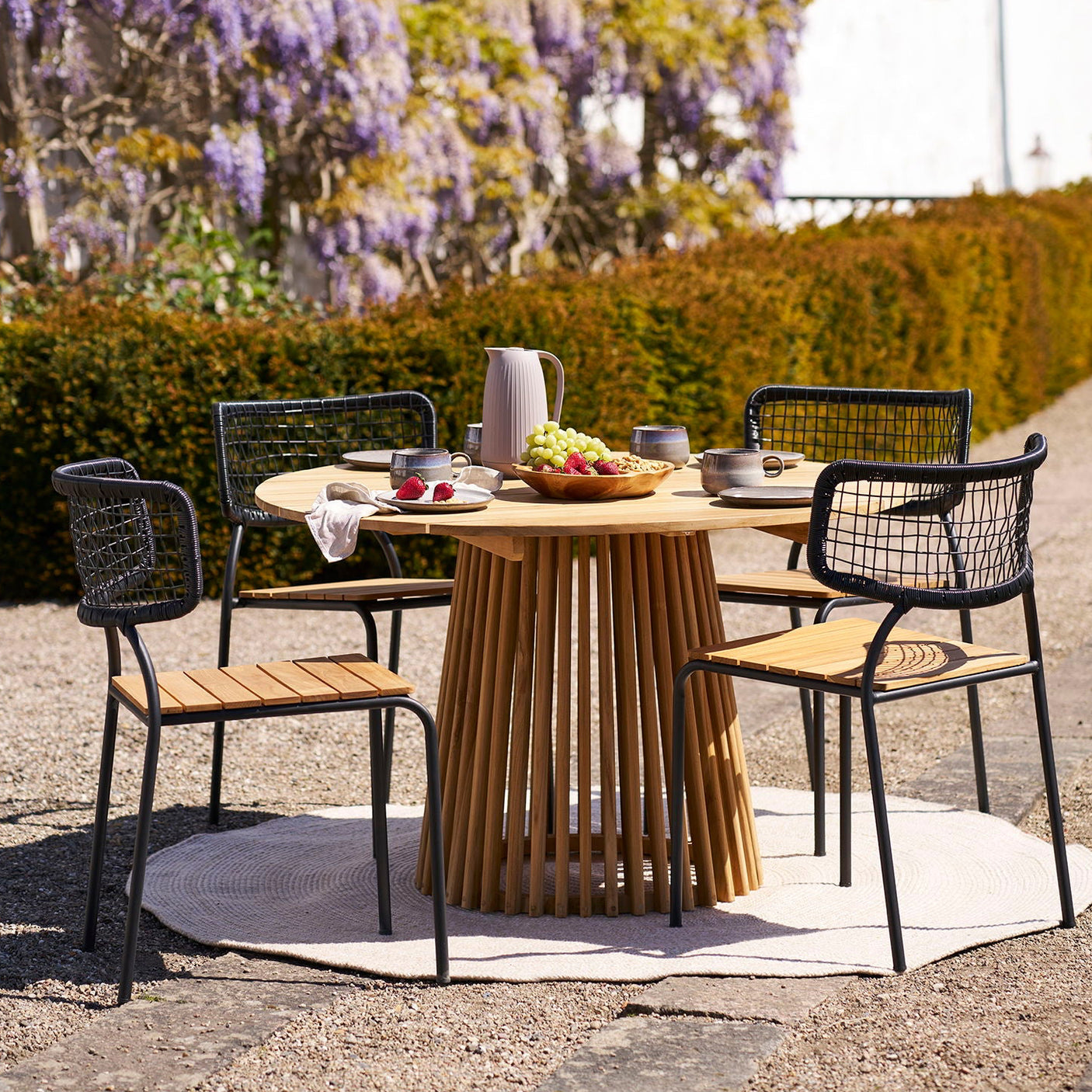 "Rundt teakbord med søylebase i staver 120 cm kvadratisk bilde"
