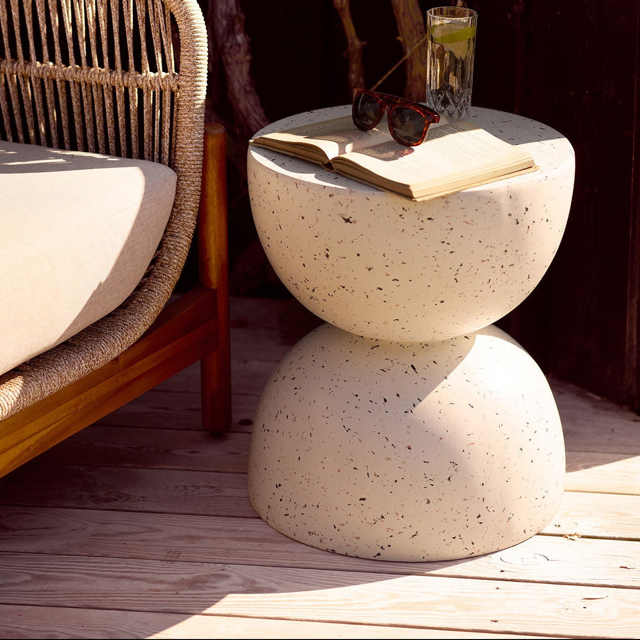 Moderne sidebord i magnesiumoksid og glassfiber med terrazzo mønster