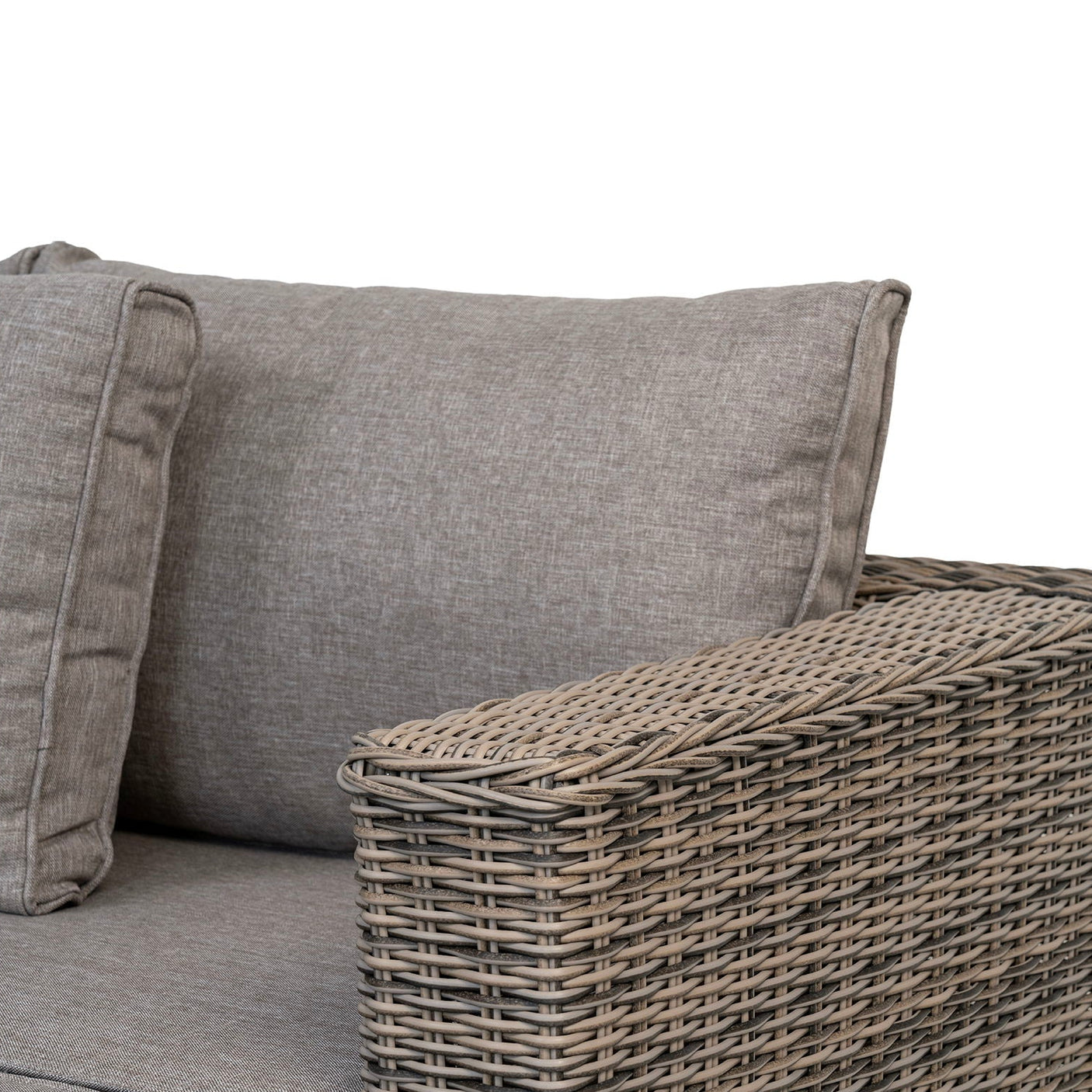 Romslig loungegruppe med hjørnesofa, lenestol og puff til uterom