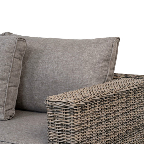 Romslig loungegruppe med hjørnesofa, lenestol og puff til uterom