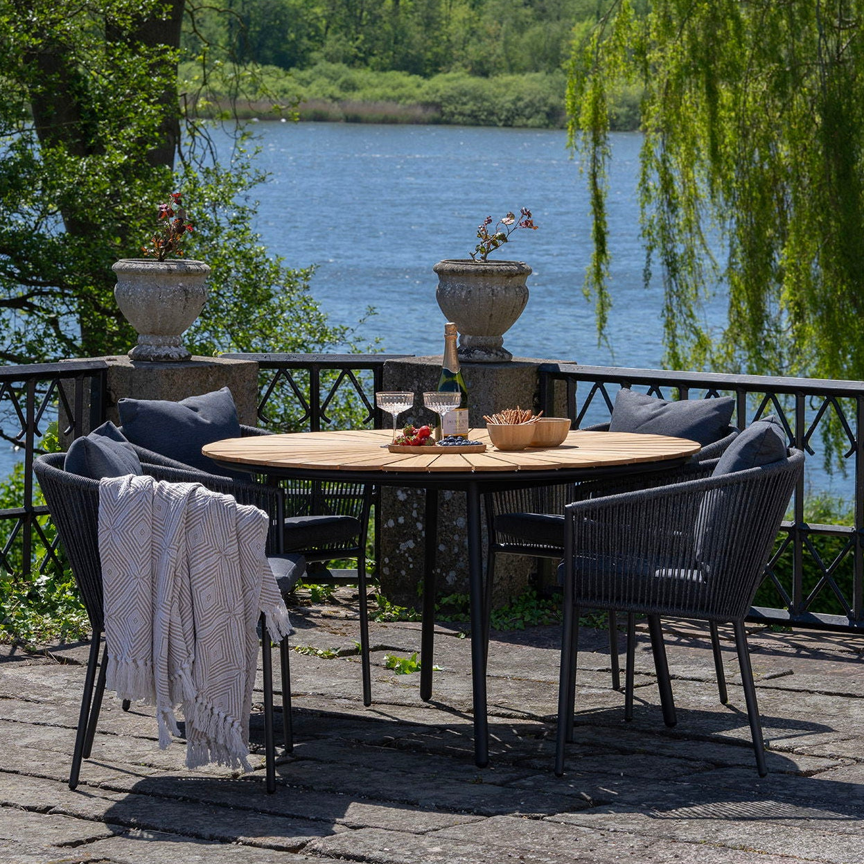 Rundt hagebord med fire komfortable stoler til uteplassen