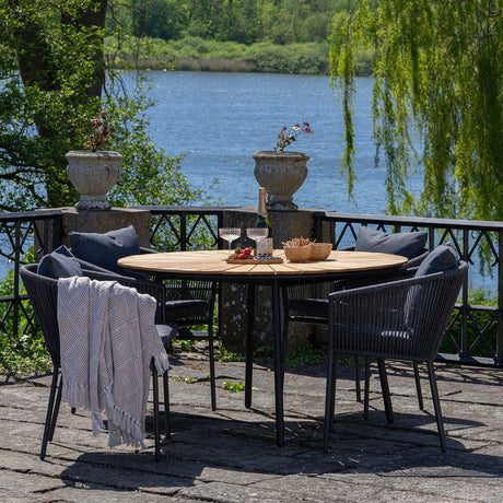 Rundt hagebord med fire komfortable stoler til uteplassen